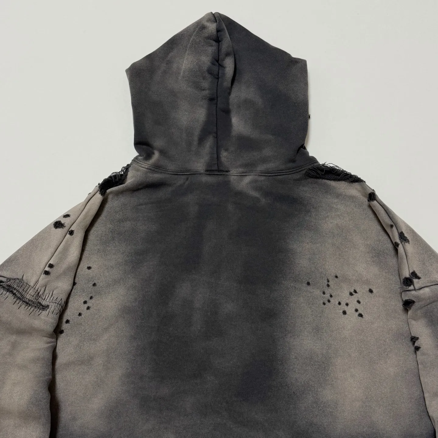 SAINT Mxxxxxx DBL FACE ZIP UP HOODIE/CHARCOAL Double-layer destroyed waffle zipper jacket, washed black S-XL, a style that has been used in the summer. After continuous fine polishing, it has finally been shipped. The finished product is simply a work of art. Super heavy washing to make the weather look old. Multiple water fades. Excessive manual wormhole damage processing. Deconstruction and reorganization embroidery technology. Custom-made zipper with LOGO. The color details of the zipper webbing are also correct. Original grade fruit main label and wash water label. Top purchasing grade. A layer of waffle fabric is added to the inner lining to make the overall texture stronger and increase the comfort and warmth of the wearer.